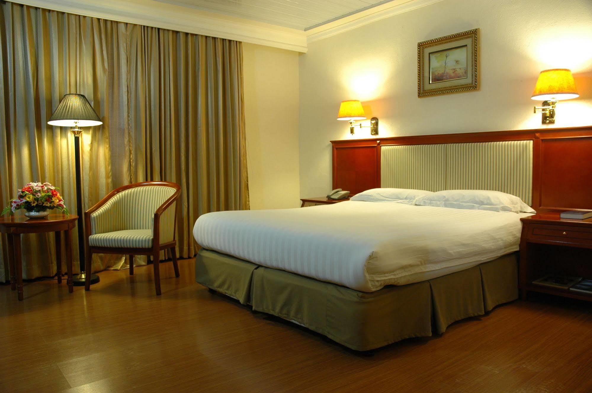 Grand Regal Hotel Bacolod Extérieur photo
